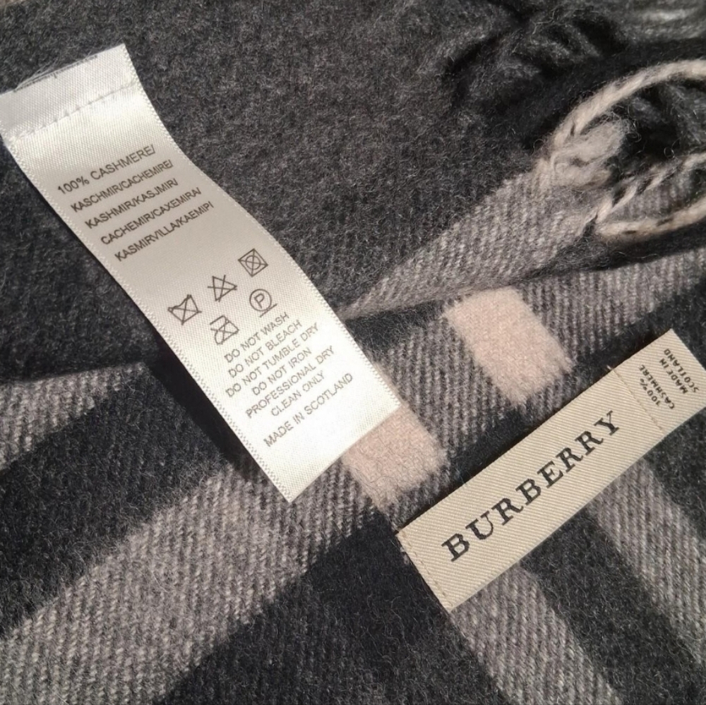 Burberry Cashmere Scarf. - Picture 3 of 4